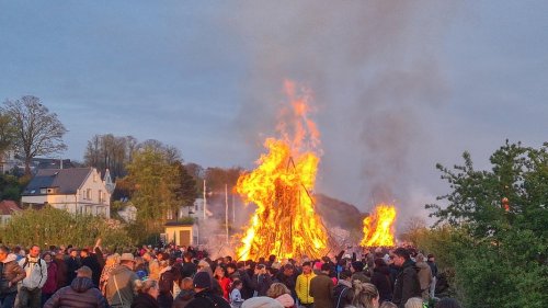 Osterfeuer ziehen in Hamburg etliche Schaulustige an