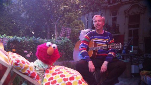 Olli Schulz und Elmo drehen Musikvideo für die Sesamstraße
