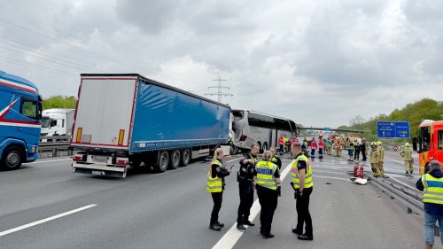 A2: Lkw fährt bei Hannover auf Reisebus auf - 22 Verletzte
