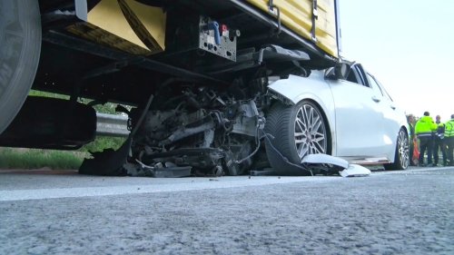 Auto schiebt sich unter Lkw - Ersthelfer retten Fahrer