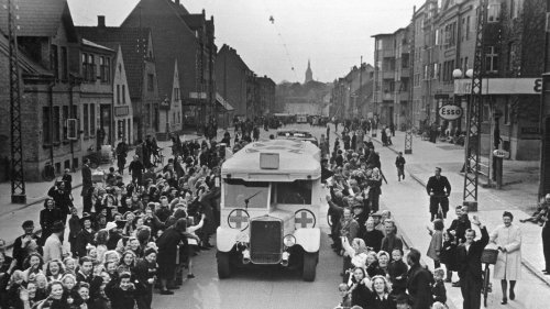 1945: Rotes Kreuz befreit Tausende Häftlinge aus KZ Neuengamme