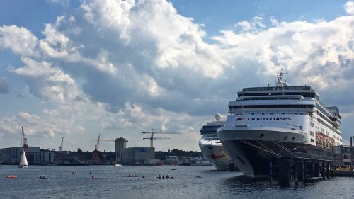 Protest gegen Kreuzfahrtbranche im Kieler Hafen