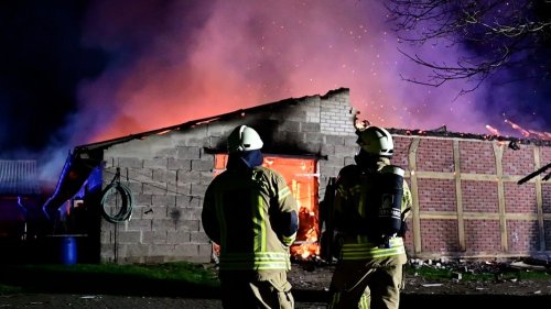 Dötlingen: Flammen zerstören Scheune und Stall
