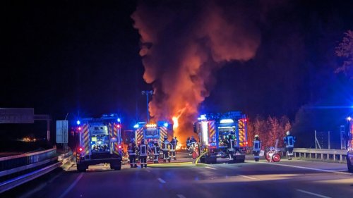 Lkw-Ladung brennt auf A7 - Autobahn das ganze Wochenende gesperrt