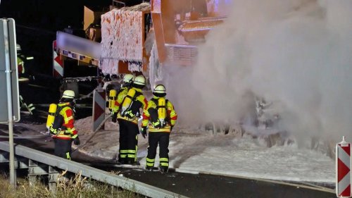 62 Tonnen schwerer Schlacke-Transporter nach Brand auf A7 geborgen