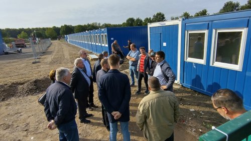 Kreistagsvertreter besichtigen Containerdorf in Upahl