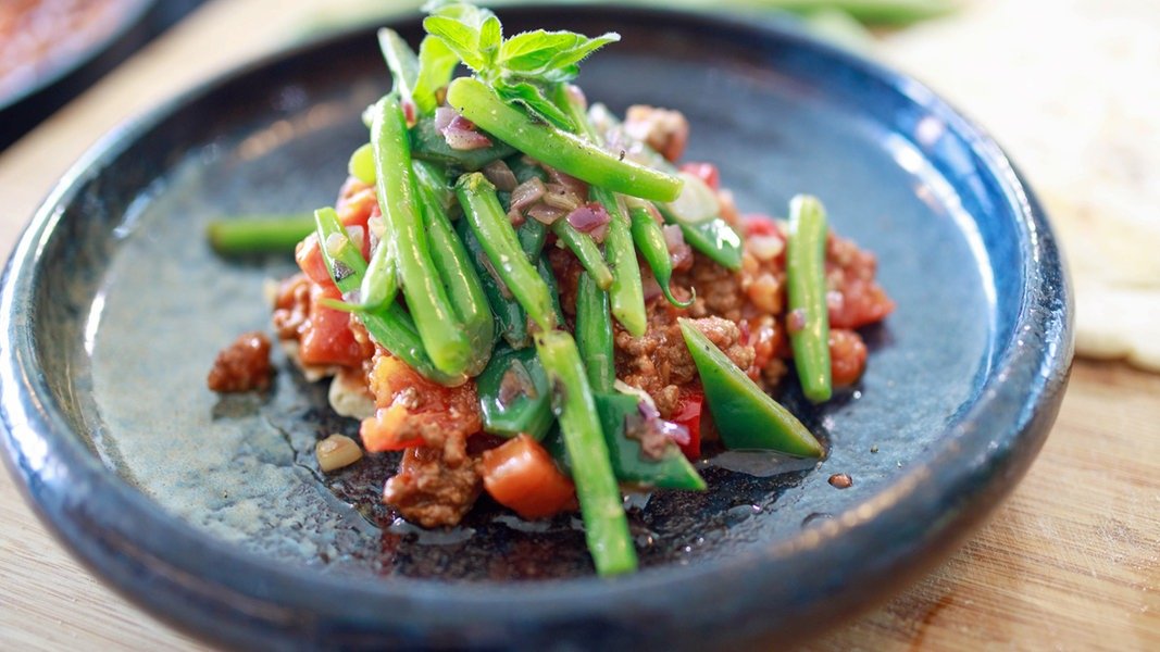 Chili con Carne mit grünen Bohnen und Pfannenbrot