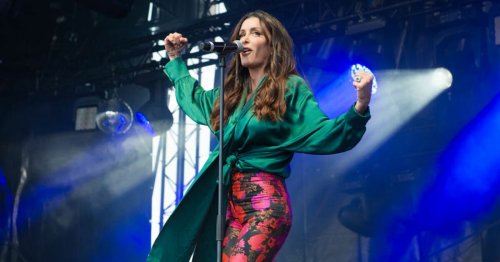 Jenifer, Évelyne Dhéliat… Touchées par le cancer du sein, elles défilent pour Octobre rose