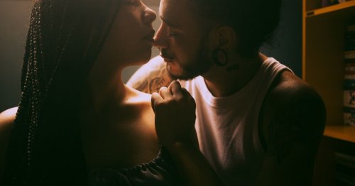 Sexe : la position de la cascade vous promet des ébats renversants