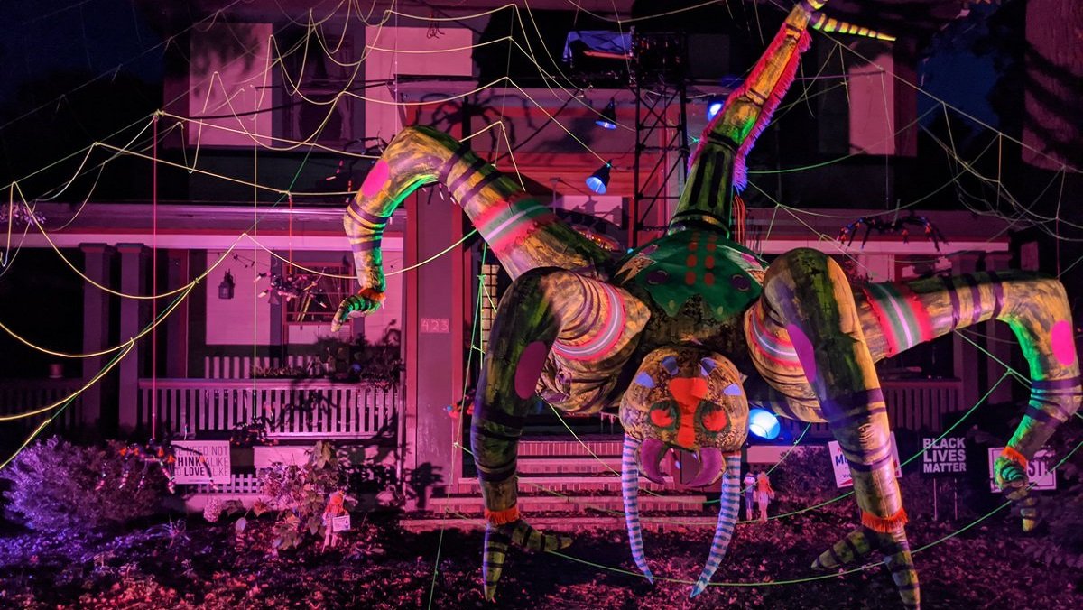 Giant Spider on Home Halloween Display Actually Moves