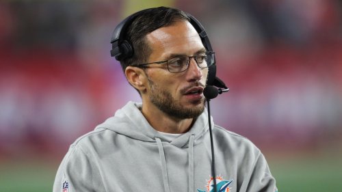 Mike McDaniel: Dolphins – Patriots featured coach racing NBC cameras