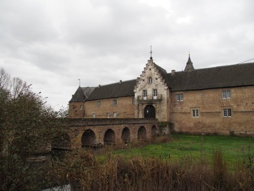 Um Schloss Hülchrath spazieren – entdecke die historischen Sehenswürdigkeiten von Hülchrath und Kloster Langwaden