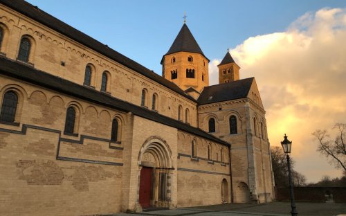Um das Kloster Knechtsteden wandern: sehenswerte Basilika, Obst-Wanderwege und Fledermäuse