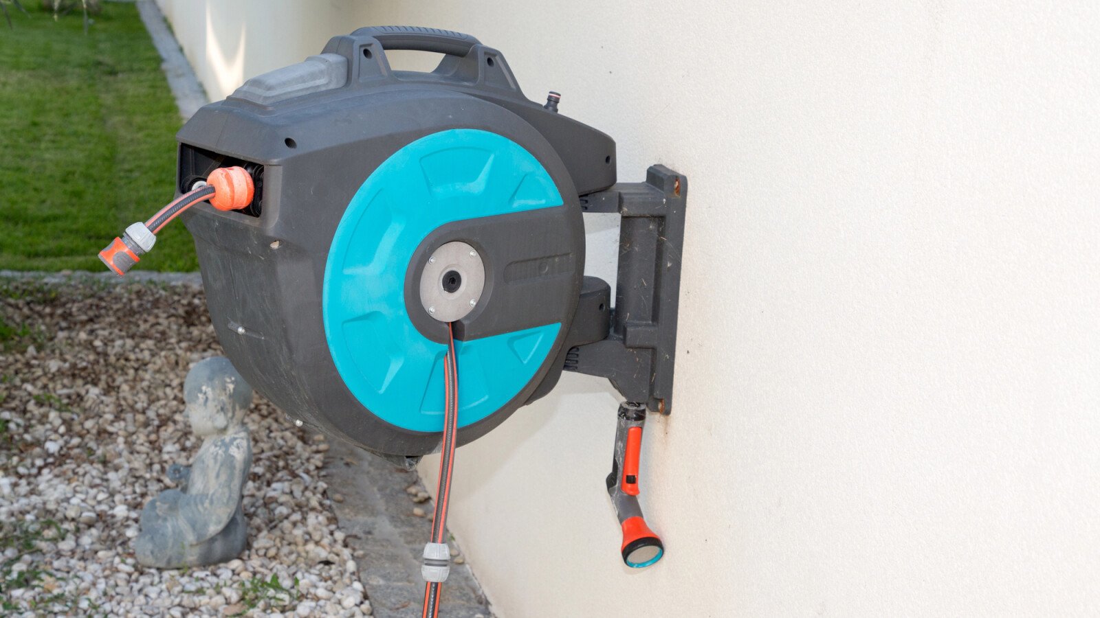 Schlauchbox richtig an der Wand anbringen: So gelingt die sichere Montage