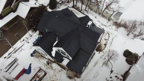 Video: Solardach von Tesla bleibt schneefrei - im Gegensatz zur Nachbarschaft