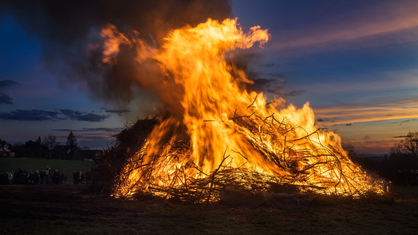 Osterfeuer fotografieren: 6 Tipps für perfekte Aufnahmen mit dem Handy