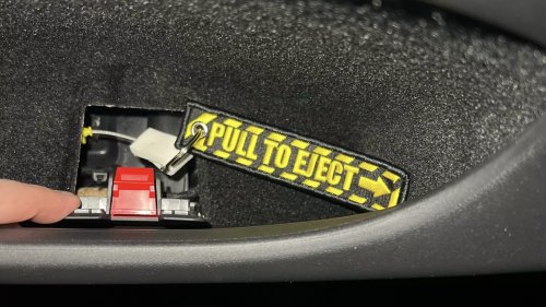 Bei Unfällen und Notfällen: Tesla-Fahrer vertrauen auf diese Bastel-Lösung