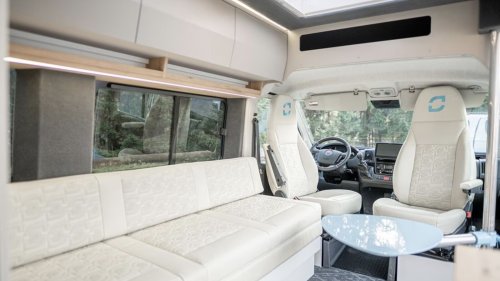 Rollendes Riesensofa: Dieser Campervan hat eine Mega-Lounge