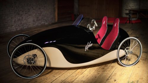 Kinner Car: Elegante Mischung aus E-Auto und E-Bike für zwei Personen