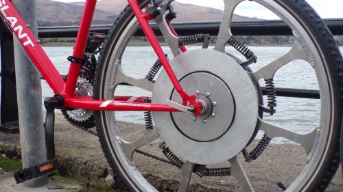Stromlose E-Bike-Alternative: Das Super Wheel nutzt mechanische Energie, wie ein Pogo-Stick