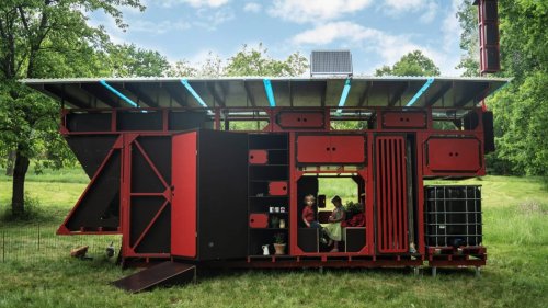 Tiny House mit Schuppen gekreuzt: Solarbetriebenen Hühnerstall mit Werkzeug-Lounge bekommen