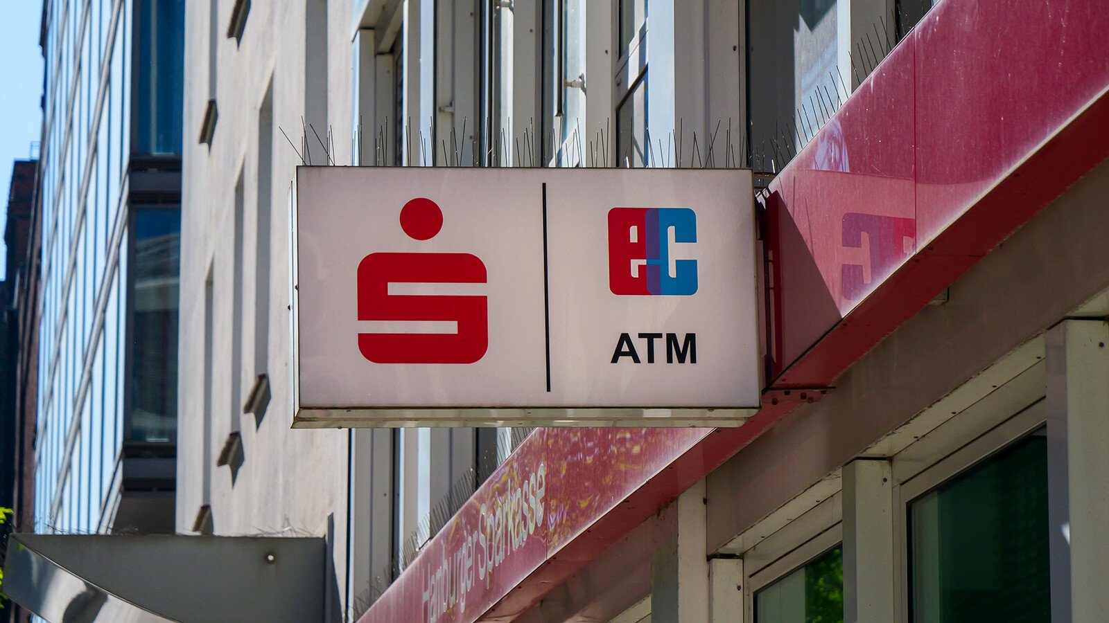 Sparkasse überrascht mit Gratis-Girokonto: Diese Kunden zahlen keine Gebühren!