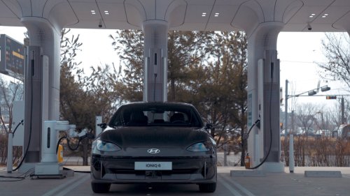 Video: Vorbild Tesla - Hyundai Ioniq 6 wird von neuem Roboter automatisch geladen