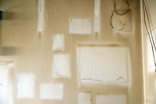Raucherwohnungen säubern: Wie man Schadstoffe und Verfärbungen loswird