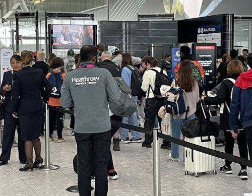 Flughafen Heathrow, Gatwick und Manchester: Längere Wartezeiten für Reisende
