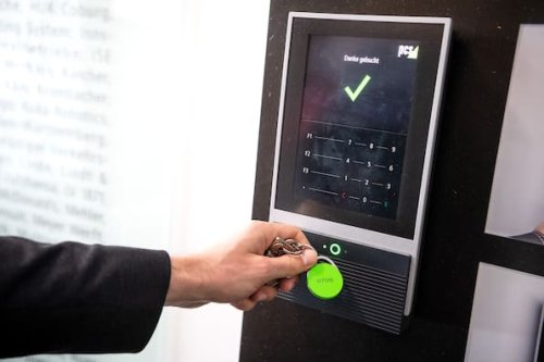 Überstunden gehören für viele Beschäftigte zum Alltag – oft unbezahlt