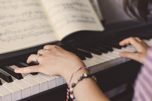 Playing the Piano Boosts Brain Processing Power and Helps Lift the Blues - Neuroscience News