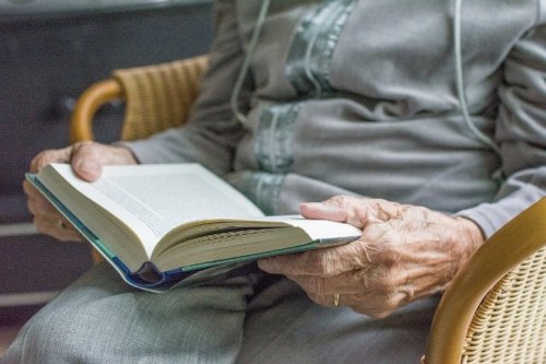 Reading for Pleasure Strengthens Memory in Older Adults - Neuroscience News