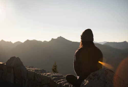 Mindfulness Meditation Reduces Pain by Separating It From the Self - Neuroscience News