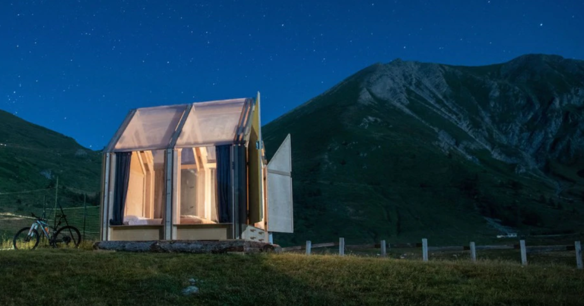 Transparent-roofed cabin offers glamping under the stars