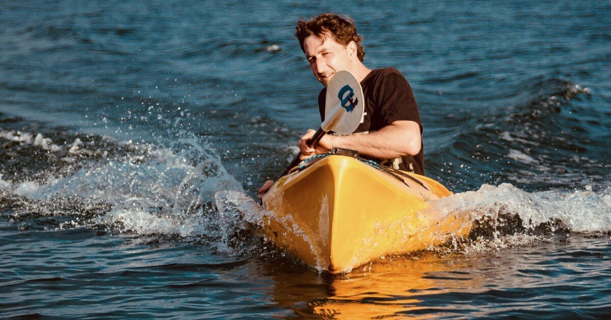 eMogi kayak gives paddlers a 12-mph electric boost