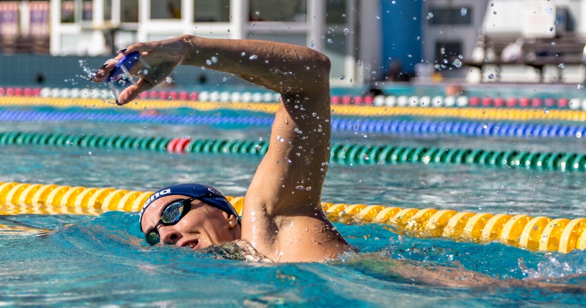 Sensor-packin' hand paddle assesses swimmers' strokes
