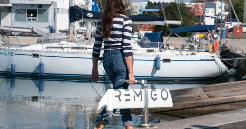 Highly portable alu-blade outboard motor turns boat into e-boat