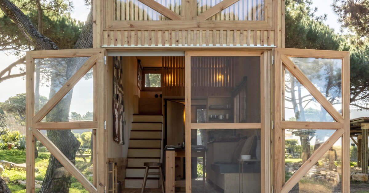 Off-grid tiny house opens up to embrace the great outdoors