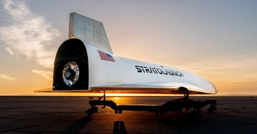 Stratolaunch unveils test aircraft, prior to first hypersonic flights
