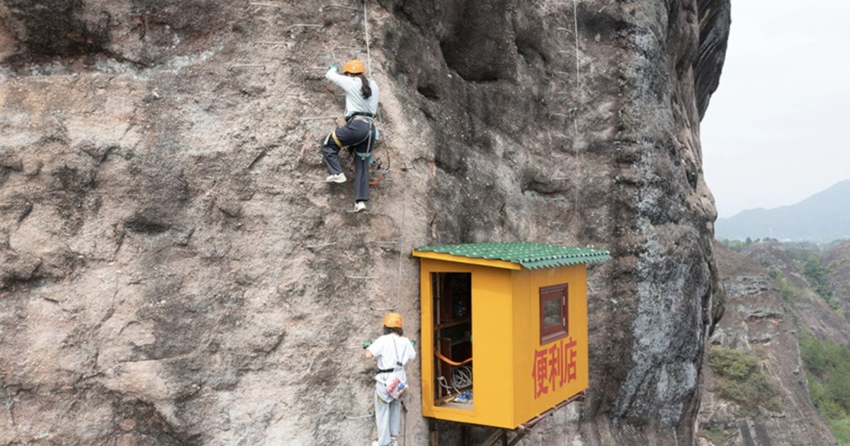 World's most terrifying convenience store hangs off the side of a cliff