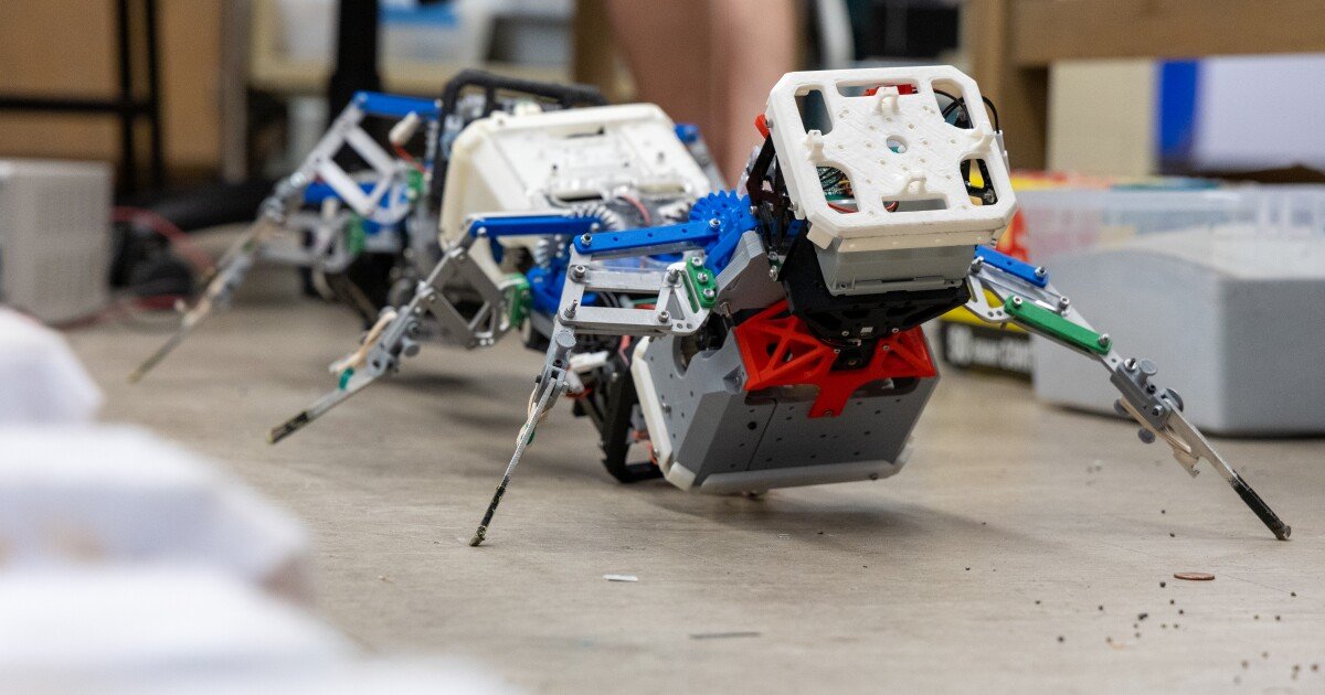 Robo-centipede overcomes obstacles by throwing lotsa legs at the problem