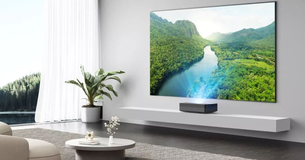 Streaming 4K projector throws big-screen visuals from inches away