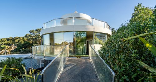 Revolutionary glass house spins 360 degrees for constantly changing view