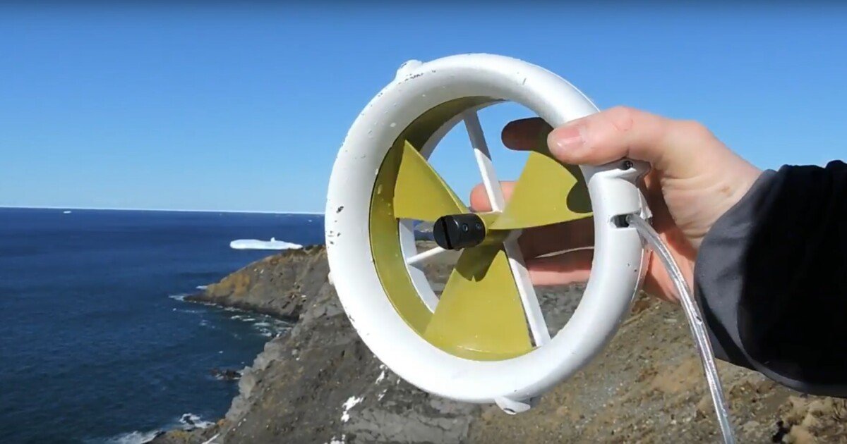 Wet 'n' windy portable turbine spins up battery power off-grid