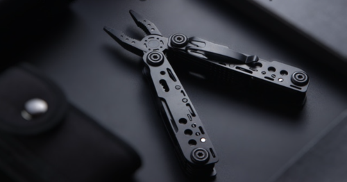 Kakmom multitool sneaks 12 functions into a budget-friendly package