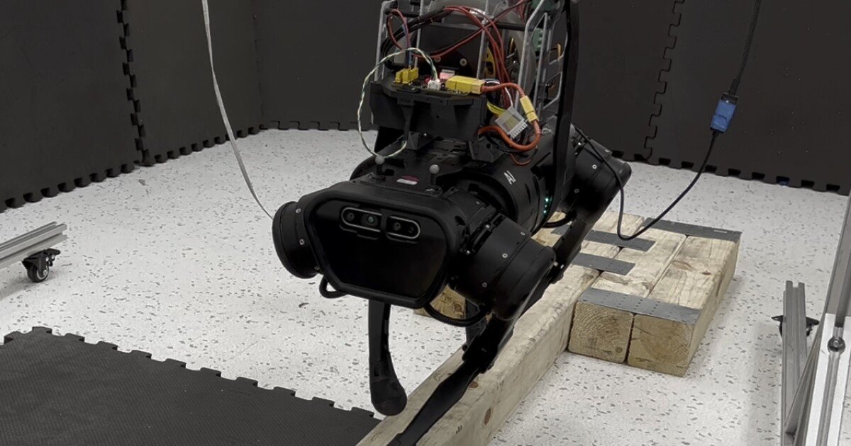 Quadruped robot uses satellite tools to walk along a balance beam
