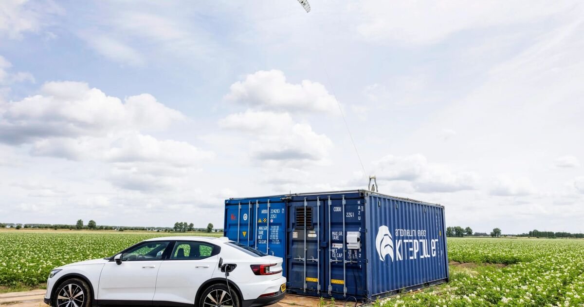 Container-based mobile battery hub recharged by kite power
