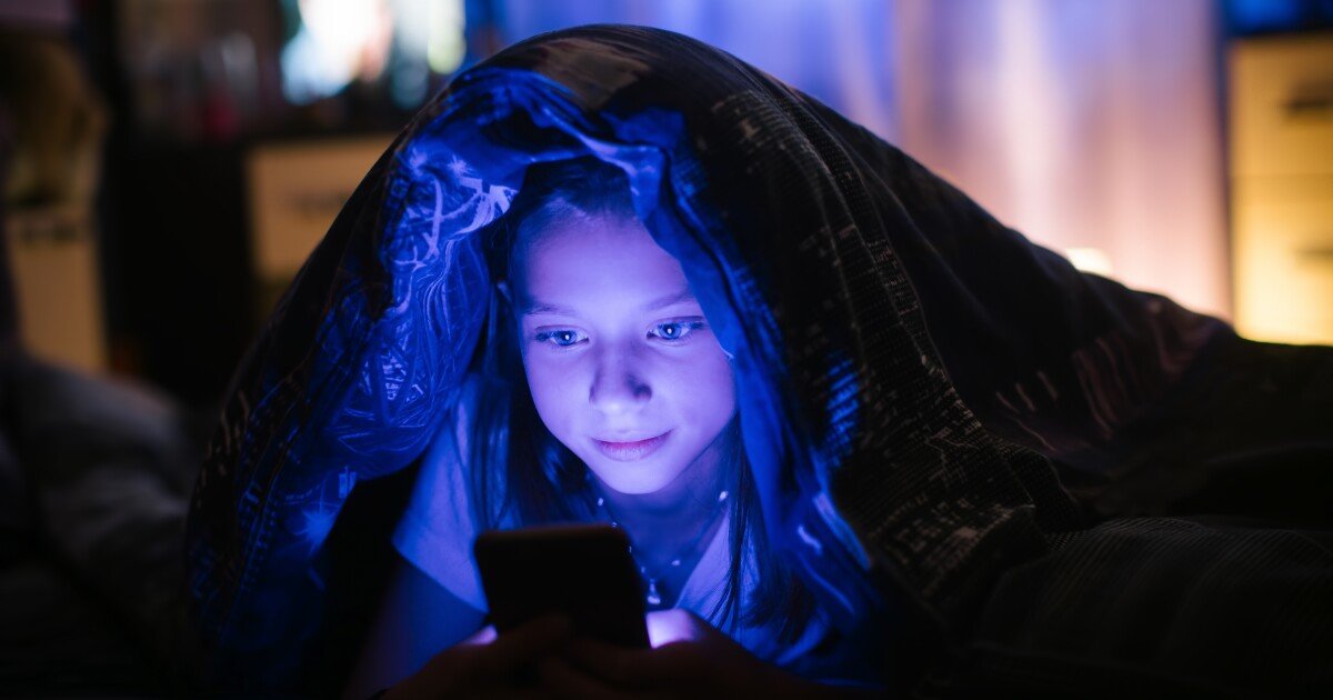 No, a study did not find screen time causes early onset puberty