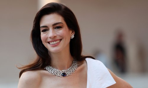 Anne Hathaway Ages Backwards With Sleek Ponytail Look