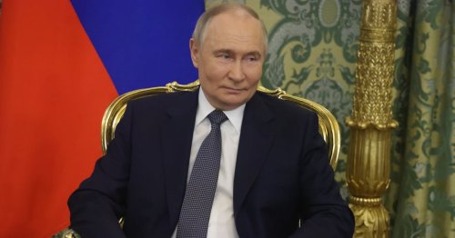 Putin Makes Stunning Demand in Ukraine Call as Trump Stays Quiet